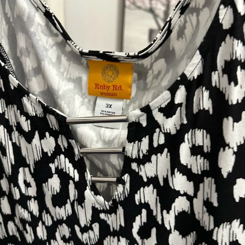 Ruby Rd. Monochrome Patterned Top - Picture 3 of 4